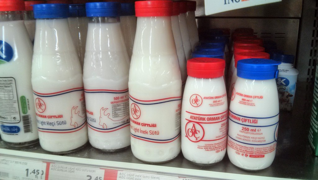Ev yapımı kefiriniz için market ve bakkallarda bulabileceğiz taze günlük süt kullanın.